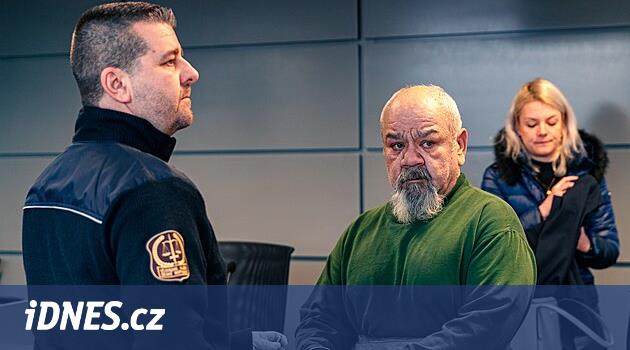 Adamı göğsündeki bıçakladı, neredeyse kanıyor. Evsizler cinayet teşebbüsüne karar veriyor