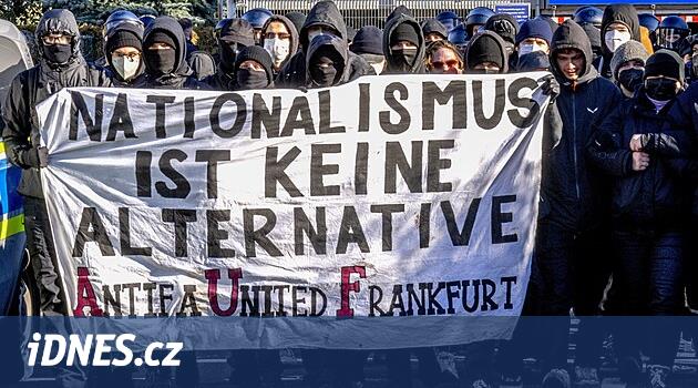 Almanlar AFD ile CDU işbirliğine karşı protesto etti. Geceleri merkezlerine saldırdılar