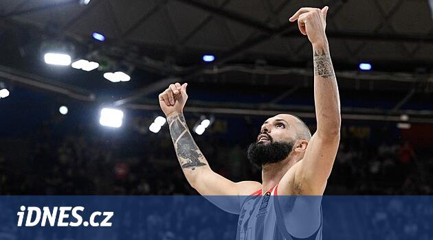 Barcelona Olympiakos'a kaybetti. Fournier onu bir boynuzla devirdi