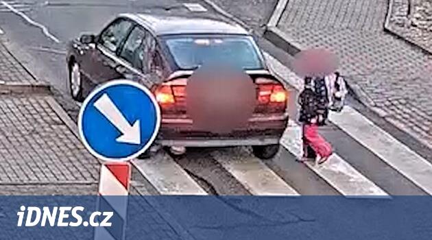 Sürücü neredeyse kız öğrenci geçişte çaldı. Trajediden santimetre ile bölündü