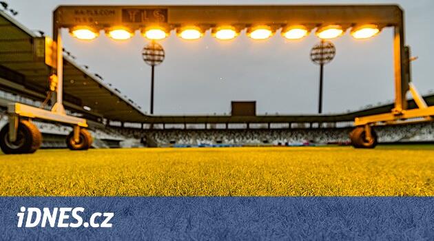 Hradec Stadyumu tekrar çim ile sorun yaşıyor. Güneş yerine lamba yardımcı olmaz