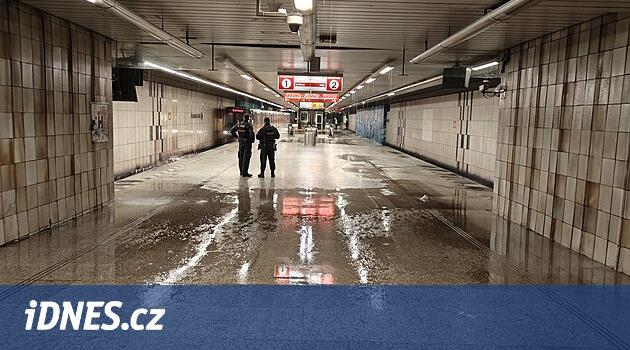 Florenc Metro İstasyonu Trenleri hala geçiyor