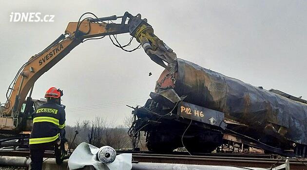 Kemer ekskavatörleri, Hustopeče'deki yanmış tankların geri kalanını kesti