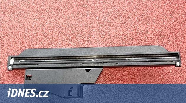 Polis, öğrencinin getirdiği iddia edilen Jihlava İlköğretim Okulu'nda silah arıyordu
