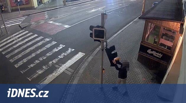 İndirdiler ve trafik ışığı aldılar ve markayı çaldılar. Vandallardan biri polise kaydoldu