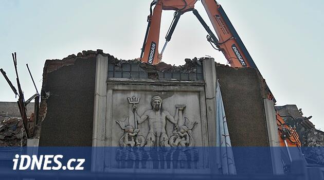 100 bin için Neptün. Müze şanssız, yıkılan spa sahibinden kurtuldu