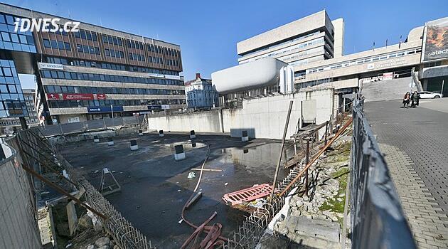Ústí'nin merkezinde 73 milyon değerinde delik bir delik olarak kalıyor. Şehir ayrıca çit için bir plan başarısız oldu