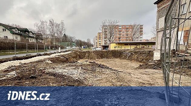 Yıkmanın yeniden yapılandırılması yeri. Kadaňský slavlar kayboldu, yerini yeni bir bina aldı