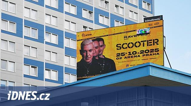 Ústí nad Labem'in merkezindeki dev siyah reklamlar parlıyor. Şirket kaldırılmayacak