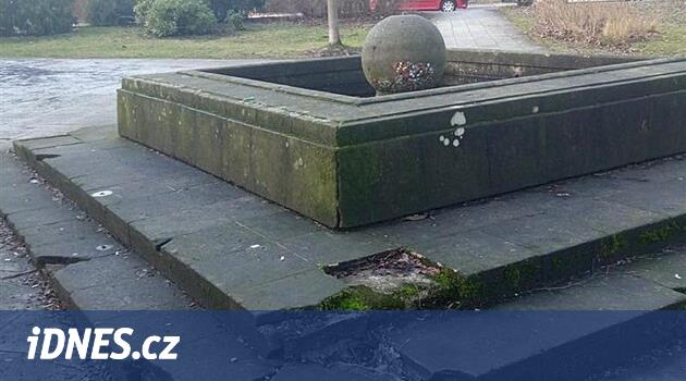 Yeni Bor kırık bir çeşmeyi kaldırıyor. Yerliler onun yerini alacak olan konusunda endişeli