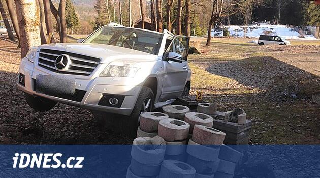 79 yaşındaki bir kıdemli Mercedes'i geçmesini durdurmak istedi, bu yüzden atladı