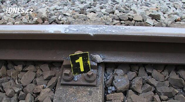 Teplice'de tren kayalara çarptı, polis çocuklardan şüpheleniyor