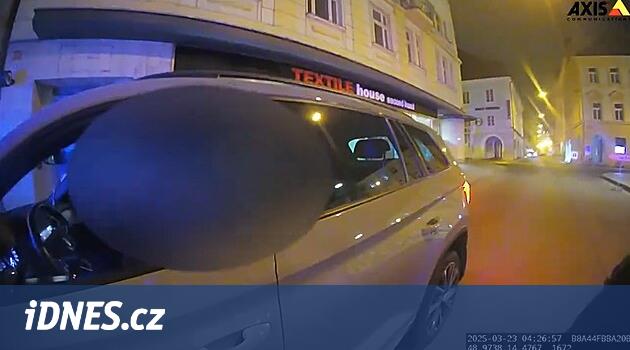 Bardaki adam kız arkadaşıyla kavga ediyordu, sonra kazadan memurlara sürdü