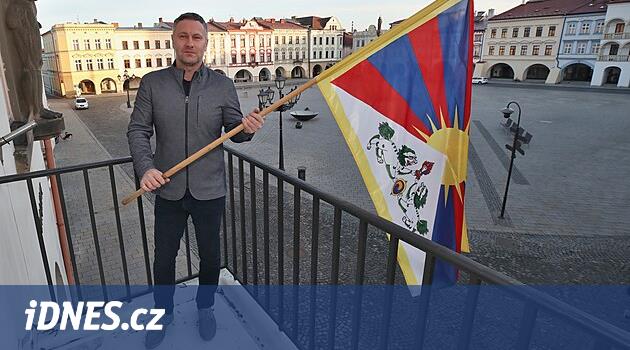 Nový Jičín ve Opava Evet, Bölge ve Ostrava no. Belediye Binası Tibet'in bayrak ekranıyla uğraşıyordu