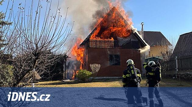 Yazlık ateşinde, kıdemli kadın ciddi yanıklara maruz kaldı, helikopterle Prag'a uçtu