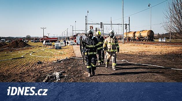 Hustopeče yakınlarındaki kazanın elden çıkarılması: İtfaiyeciler tankları benzen kalıntılarıyla temizleyin, hatta enkazları bile kaldırır