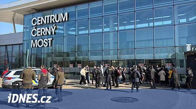 Polis, tehdit nedeniyle en çok černý'da alışveriş merkezini boşalttı