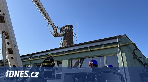 Yeni bir yuva Stork Navratilka'yı bekliyor ve bir platformlu itfaiyeciler kuruluma katkıda bulundu