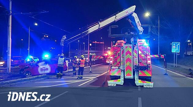 Taksi şoförü kırmızıda Ostrava'ya gitti ve kazada bağlı olmayan çocuklar yaralandı