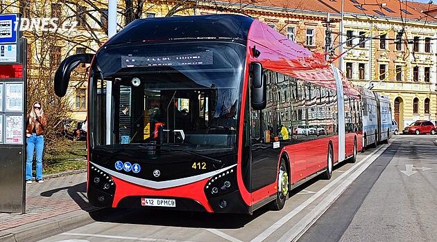Budejovice'de yolcular yeni bir troleybus taşıyor;