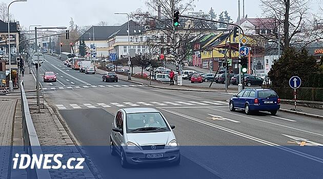 Červený Brod, yalın sürücüler. Trafik ışıklarında yeşil yün caddeyi onarmak için gitti