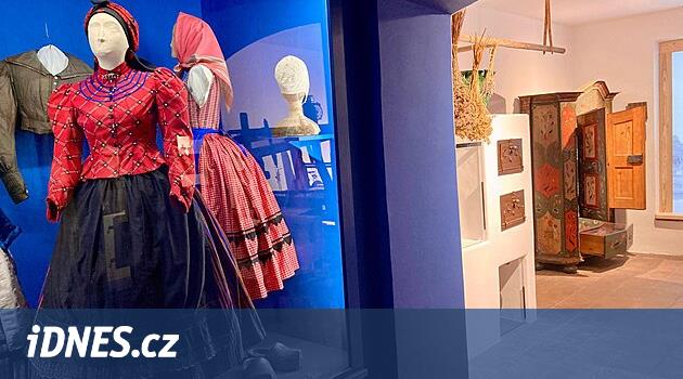Horácké müzesinde yeni bir sergisi var. Kendini ketenlere ayırıyor, kostümleri ve kutsal köşeyi gösteriyor