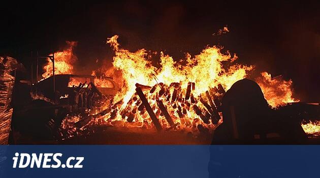 Dönüştüleri kestikten sonra, talaş yandı, ateş arabaya atladı ve yakındaki enkazlar