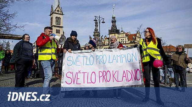 Polis, Lampion Tiyatrosu protestosuna müdahale etti, insanlar belediye binasına tırmandı