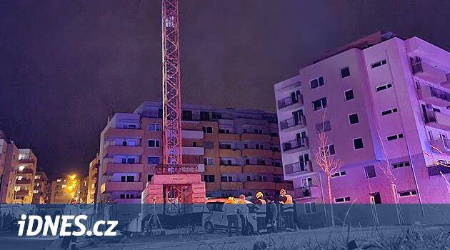 İnşaat vinçini düşürme tehdidi nedeniyle, Brno'daki itfaiyeciler düzinelerce insanı boşalttı
