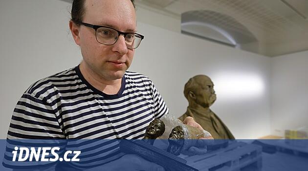 Lenin, Stalin ve diğerleri. Retromuseum Cheb propaganda yüzlerini temsil ediyor