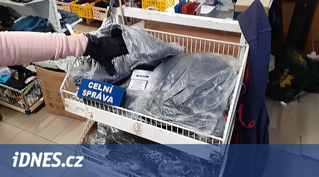 Alışılmadık bir saklama. Satıcı, açığa çıkarılmamış sigaraları maruz kalan mayoya dikti