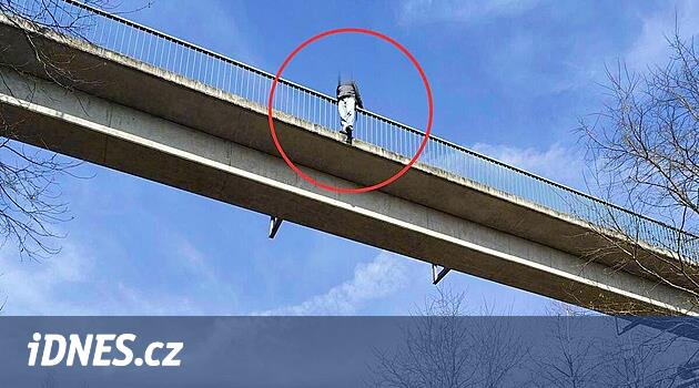 Köprüden atlamak istedi, korkuluğun arkasında duruyordu. Erkeklerin eylemi bir polis devriyesi tarafından konuşuldu