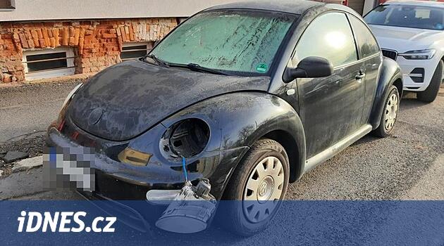 Düzenli kaputta kırık aynalar. Vandal arabalarda kötü bir ruh halini boşalttı