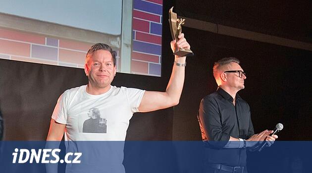 Merdivenin fiyatları düzenlemeye hakim oldu. Jüri üyeleri Monkey Business'tan Homo Sovietikus'u takdir etti