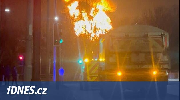 Heathrow havaalanında ateş için kaos. Londra'ya yüzlerce uçuş yön değiştirmeli