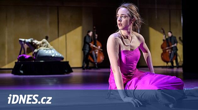 Tiyatro Eleştiri Ödülleri Yılın Tiyatrosu Baresova ve Hochman'a verildi Bezruči