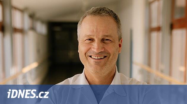 Kendi asistanı ile doğum hastanesine. Jičín'deki baş doktor kadınların talebini vermek istiyor