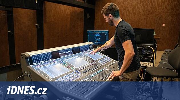 İzleyiciler, orkestra ve şef için optimal ses. Tiyatro akustiği geliştirir