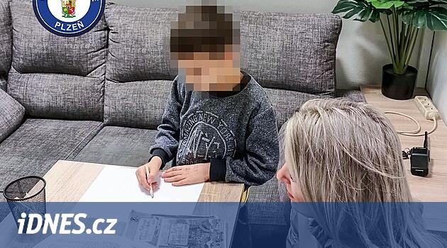 Okul çocuğu tramvayda uyuyakaldı ve durmadan geçti. Gözlemci kadın onu memurlara götürdü