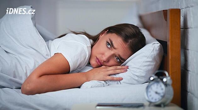 Melatonin těsně před spaním nemusí fungovat. Rozhoduje čas užití, ne síla ani značka tablety