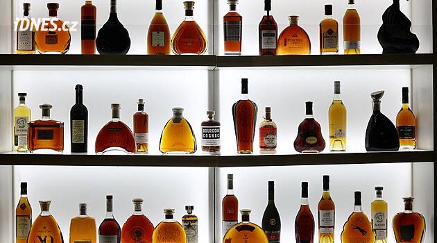 Alkoholový bolehlav za miliardy. Lidé pijí méně, sklady zůstávají plné