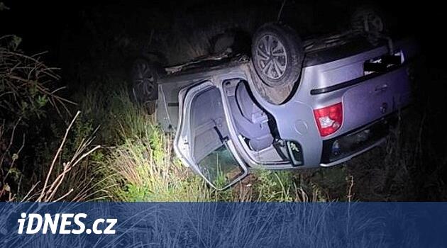 Çocuklar annelerinin anahtarlarını evde aldı ve sonra arkadaşlarıyla yolculuğu yıktı