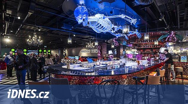 Prag'daki Mayıs Mağazası dünyanın en büyük cam iskeletine sahiptir
