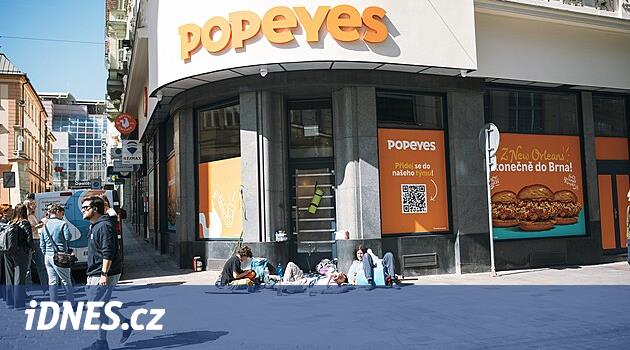Meraklılar Brno'da Popeyes'i onlarca saat boyunca açmayı bekliyor