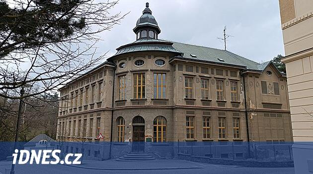 Brod, garantisiz bir iş akademisi sattı ve hayır kurumunun maliyetli bir yeniden yapılandırması var