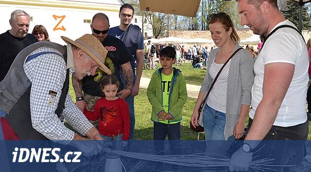 Evde tatillerde oturma. Kilitler, fuarlar ve çocuk parkurları ziyarete çekilir