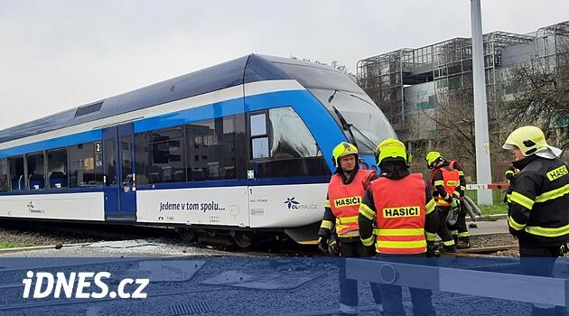 Olomouc'daki demiryolu geçişinde tren raydan çıktı, iki yolcu yaralandı