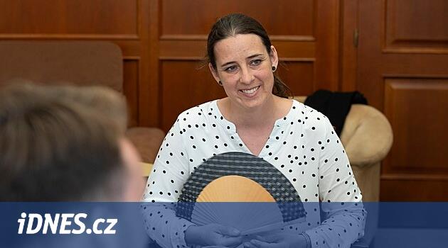 HRADEC Üniversitesi Dekanı bilgi getirmek için bir ceza aldı