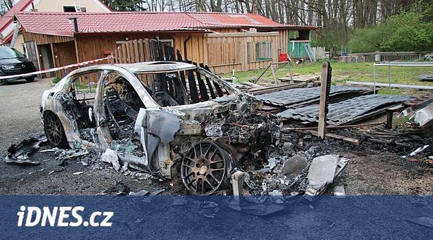 Porsche kasıtlı olarak ateş yaktı, sadece gövdeyi bıraktı. Polis kundaklama ve tanıklar arıyor