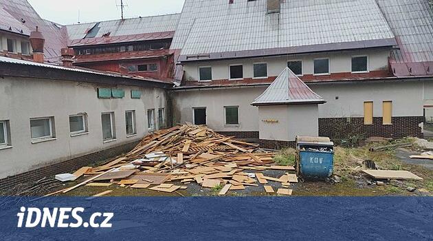 Deštné'deki ıssız ulusal evin yıkılmasına başladı